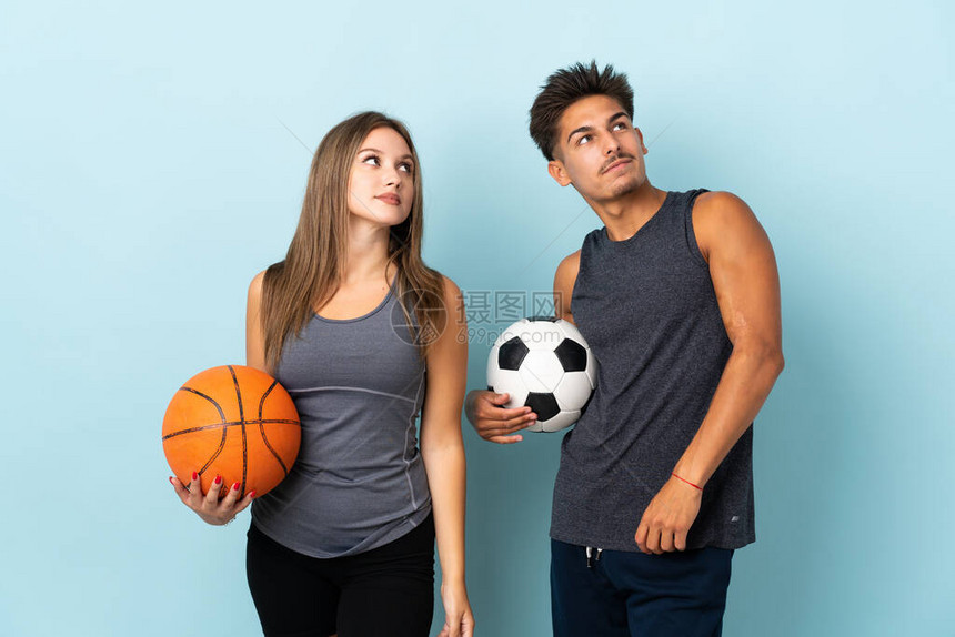年轻夫妇在打橄榄球和篮球时图片