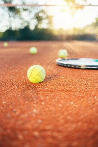 红土场上的网球在网球图片