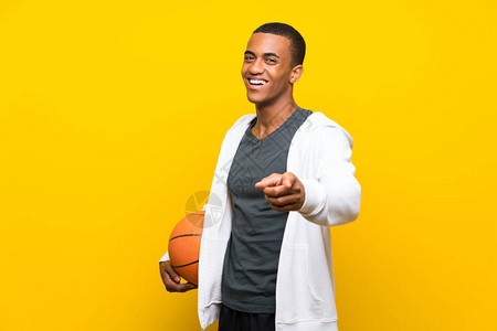 非裔美国篮球运动员用自信的表情指着你图片