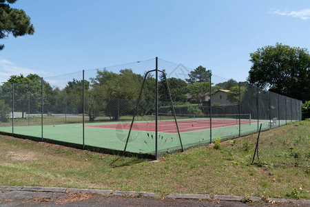 空的合成室外绿色红网球场图片