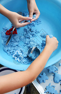 孩子们玩蓝动沙子小孩玩图片