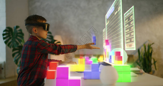 一个男孩在玩VR背景图片