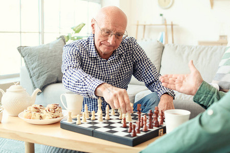 在家下棋的老人图片