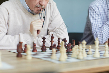 分析国际象棋游戏时图片