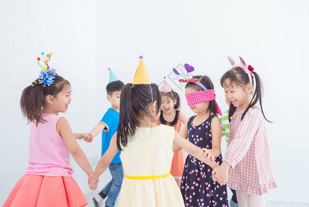 一群小亚洲儿童在生日派对上一起玩图片