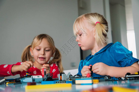 小女孩建造机器人为孩子玩复仇游戏背景图片