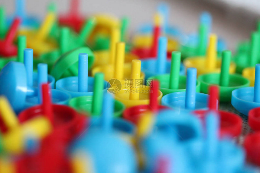 一堆蘑菇钉板益智玩具DIY马赛克五颜六色的拼图游戏明亮的创意玩具爱图片