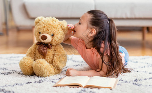 亚洲女孩与泰迪熊玩具分享亚洲女孩的秘密图片