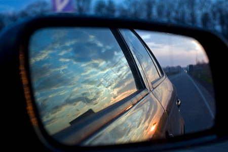 日落的速度穿过汽车挡风玻璃的夜间道路图片