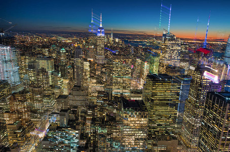 在美妙的冬夜移动纽约市的天际线图片