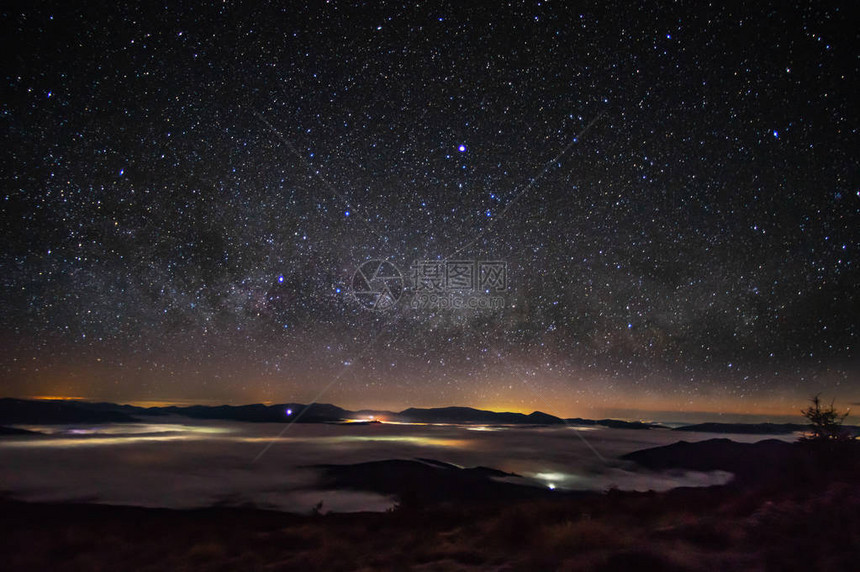 喀尔巴阡山脉雾山上的星空全景图片