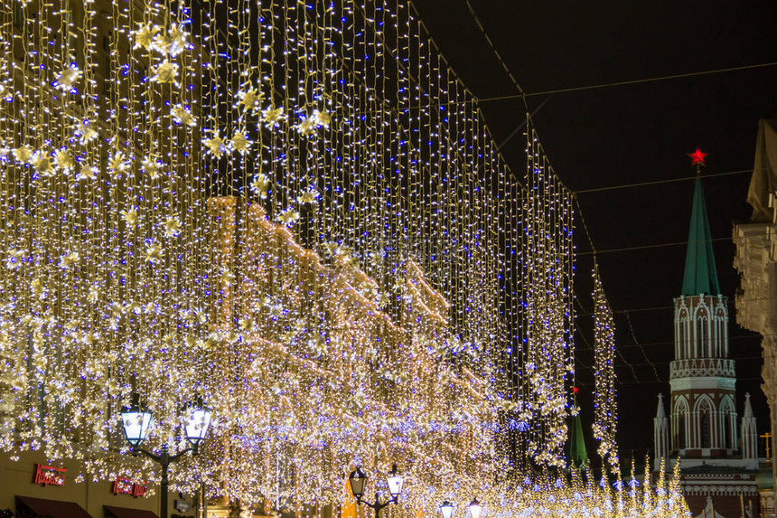 为圣诞节和新年庆祝活动装饰的街道装饰灯泡图片