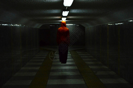 在隧道尽头的光线图片
