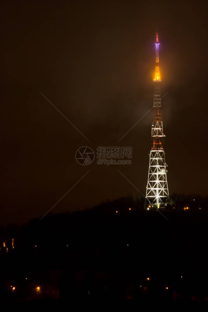 从飞行高度起的电视塔的灯光图片