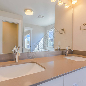 新房子现代浴室内的方形双水槽梳妆台图片