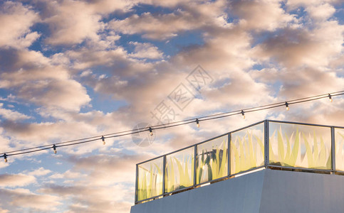斯特恩利多甲板玻璃窗台和光线绳在日背景图片