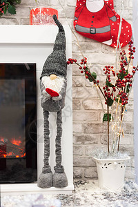 壁炉里有漂亮的圣诞装饰品和有趣的圣诞妖精客厅的美背景图片