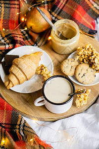 简单的乡村家庭早餐在床上咖啡加牛奶和自制糕饼图片