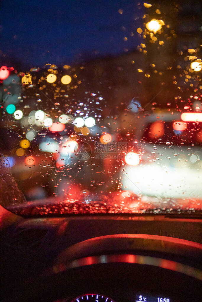 城市夜间交通阴雨天气汽车驾驶图片