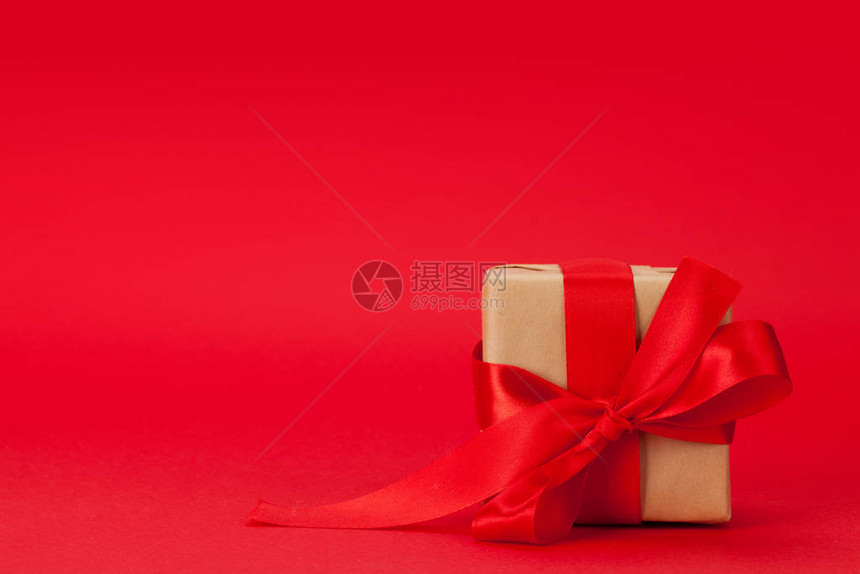红色背景的情人节礼物盒并抄送图片