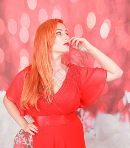 穿着时装红裙子的漂亮红发美女图片