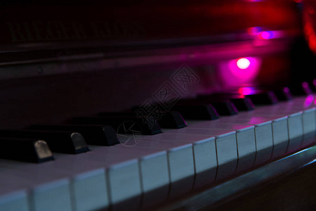 红色舞台灯下古典钢琴的图片