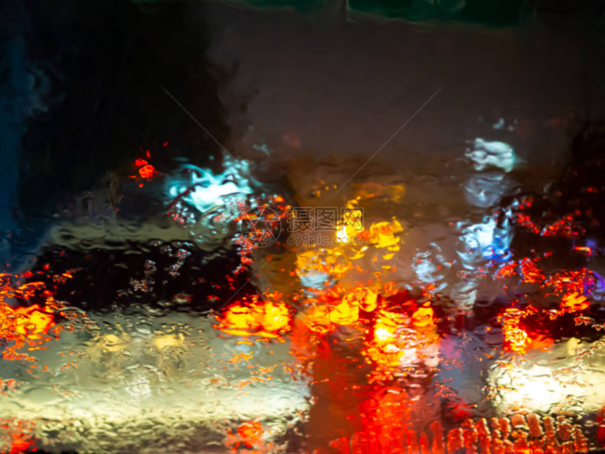 雨季抽象背景上带有散景的车窗上的雨滴模糊汽车驾驶概念中雨水在玻璃图片