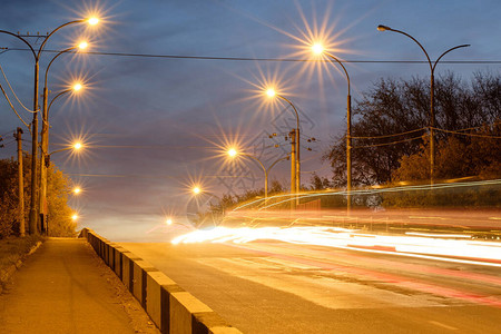 夜间在上升的道路上行驶的汽车的交通带灯和汽图片