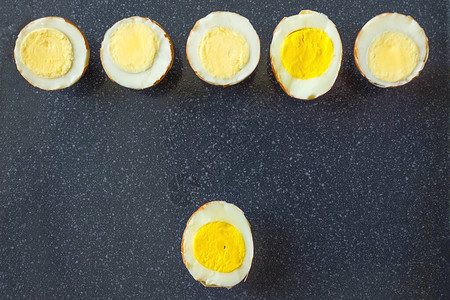半个煮鸡蛋排成一排高清图片