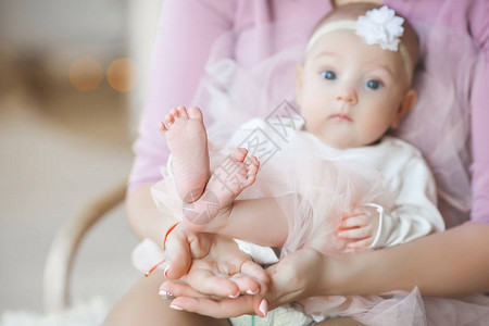 小宝的脚趾和脚放在前面紧关上孩子的脚图片