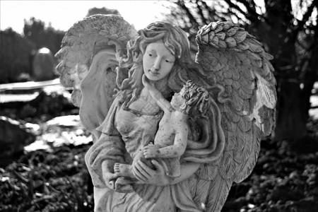 美丽的天使有大翅膀抱着孩图片