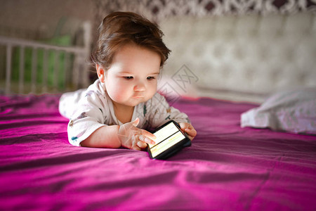 孩子通过手机学习新生儿小宝用手机接图片