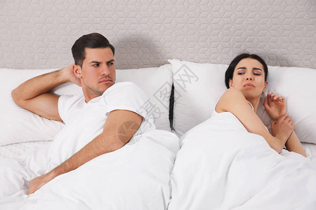 在家床上吵架后出现关系问题不幸福的情侣图片