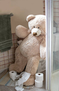 巨熊在家上厕所图片