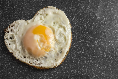 自制的食物煎蛋以心脏的形式衷心的图片