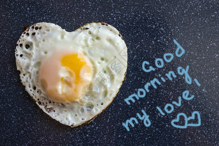 用爱准备的简单早餐煎蛋以心脏的形式美好的一天开始深色背景图片