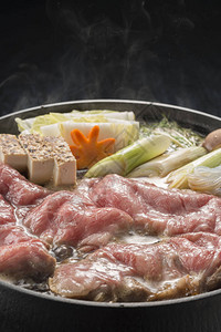 美味的牛肉寿喜烧锅背景图片
