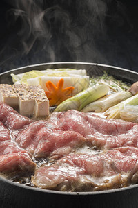 美味的牛肉寿喜烧锅背景图片