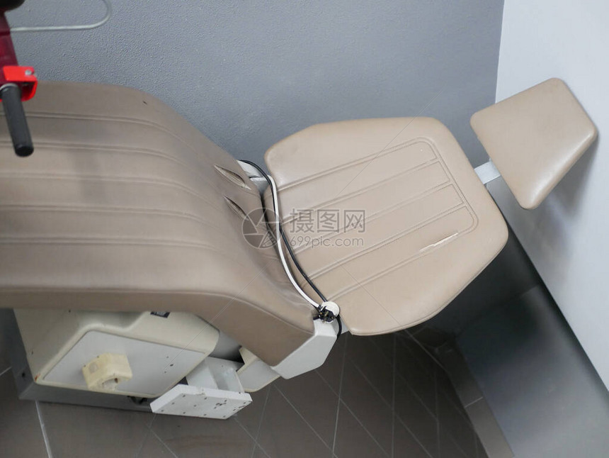 牙医座椅在废弃医院的牙医座椅上被弄坏图片