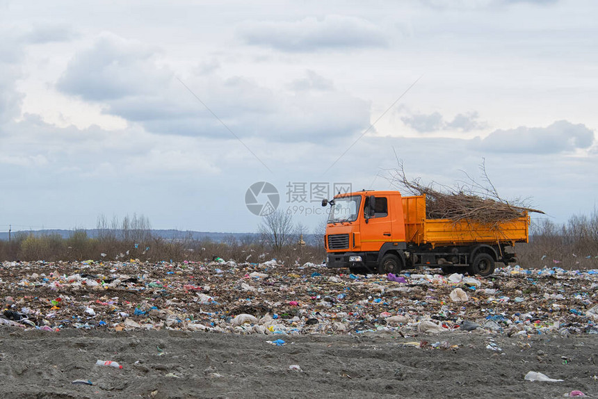 在垃圾填埋场卸垃圾的自卸车图片