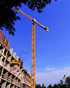 用可靠的起重机建造高层舒适的住宅楼现代设计建筑组织物流勘测设计安装图片