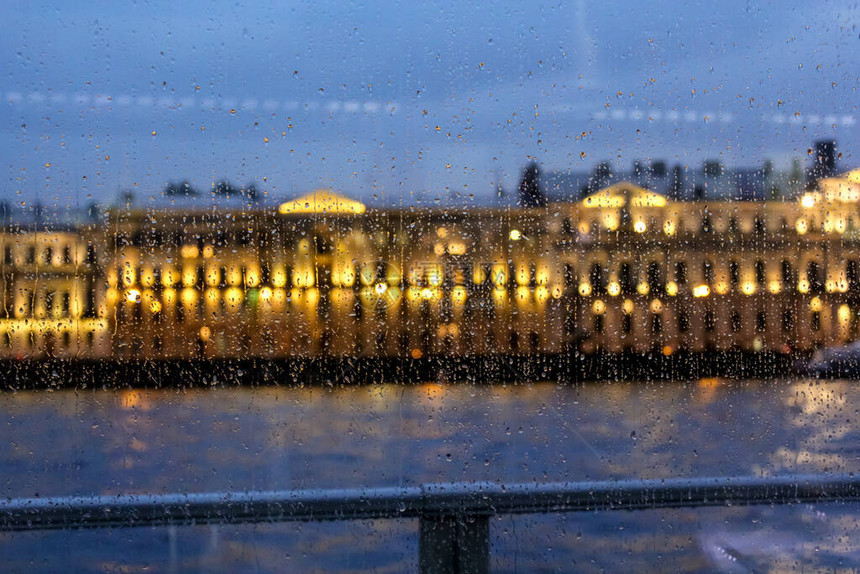 通过湿玻璃可以看到宫殿的堤岸从漂浮餐厅窗户看到的涅瓦河水面图片