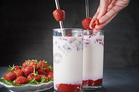 玻璃中的草莓奶粉凉水和深底的草图片