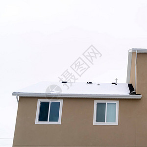 方形作物外墙雪坡屋顶建筑的外部视图图片