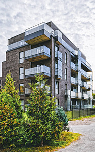 欧盟的现代玻璃建筑住宅楼和户外设施图片