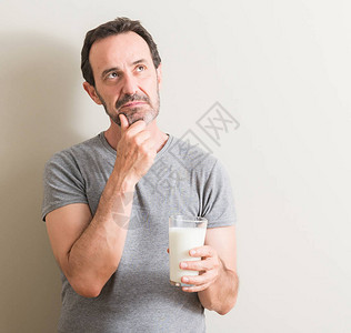 高年男子喝着一杯牛奶图片