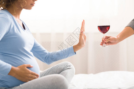 孕妇拒绝饮酒停止手势从侧面观点看问图片