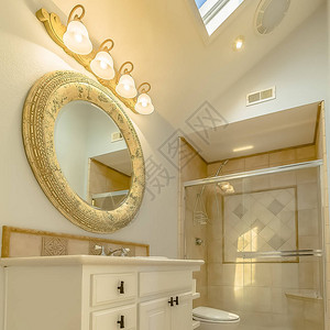 台式平板浴室内侧有淋浴摊子镜子柜和马桶图片