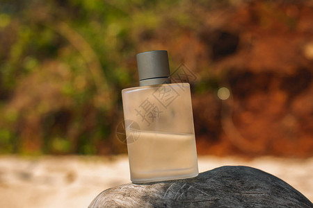 自然背景中的一瓶香水背景图片