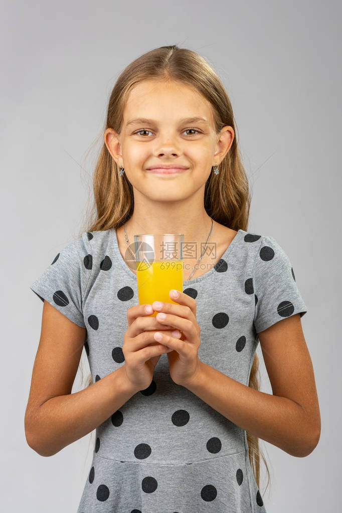 一个女孩双手捧着一杯果汁图片